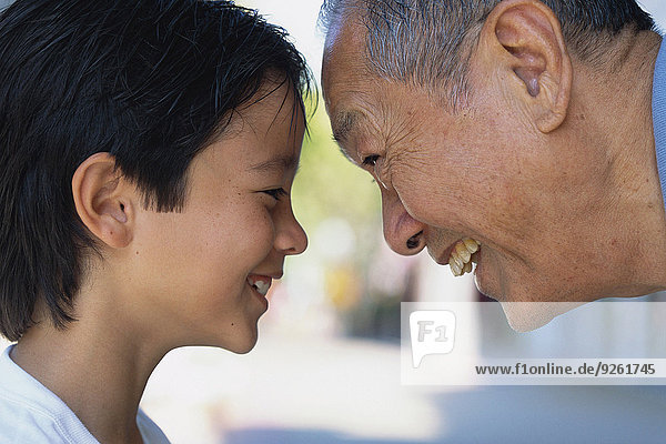 Außenaufnahme Senior Senioren Mann lächeln Enkelsohn freie Natur