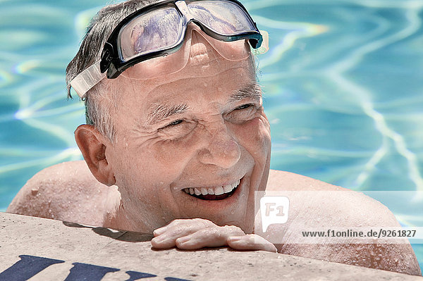 Senior Senioren Mann lächeln Schwimmbad
