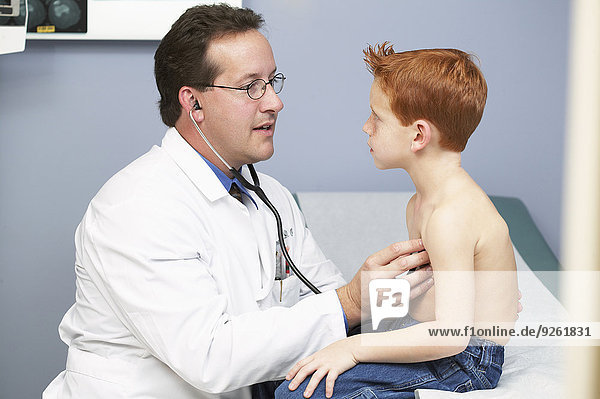 zuhören Junge - Person Arzt Büro Herzschlag