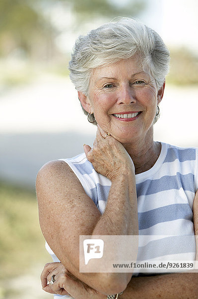 Außenaufnahme Senior Senioren Frau lächeln freie Natur