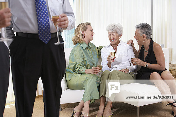 Senior Senioren Frau sprechen Couch