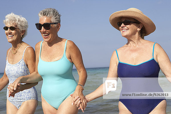 Senior Senioren Frau gehen Strand