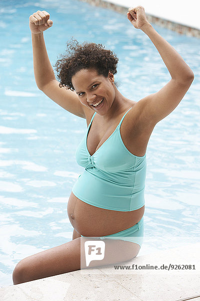 Frau jubeln Schwangerschaft Schwimmbad