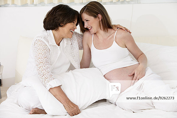 umarmen Bett Schwangerschaft Tochter Mutter - Mensch