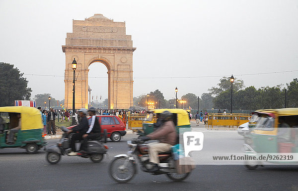 Delhi Hauptstadt Straße beschäftigt Großstadt Ignoranz Eingang Indien