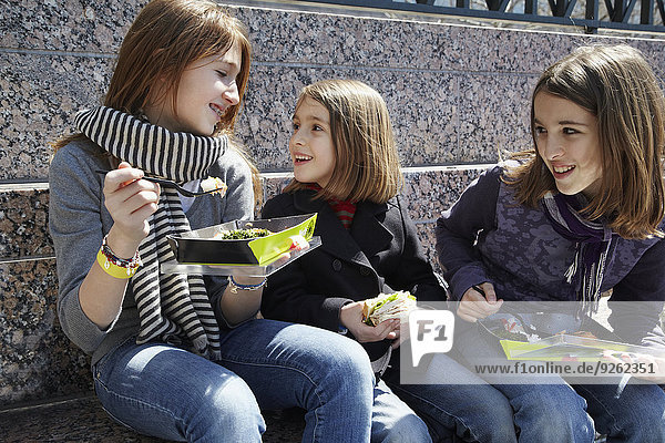 Außenaufnahme Zusammenhalt Mädchen essen essend isst freie Natur
