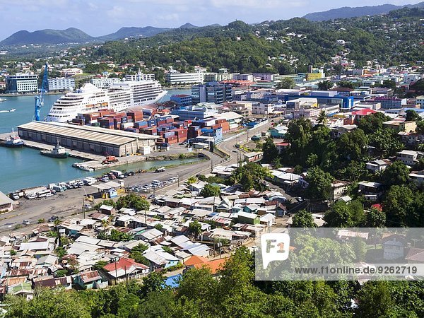 Karibik  Kleine Antillen  St. Lucia  Blick auf Castries und Containerhafen