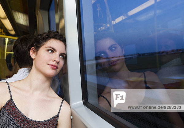 Junge Frau in der U-Bahn
