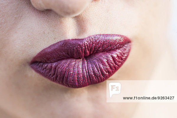 Frauenlippen mit rotem Lippenstift  schmollend
