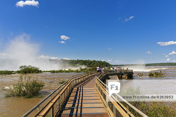 Südamerika,  Argentinien,  Parana,  Iguazu-Nationalpark,  Iguazu-Fälle,  Tourist vor Teufelskehle