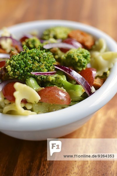 Brokkoli-Nudelsalat mit Trauben und würzigen Tofu-Stücken