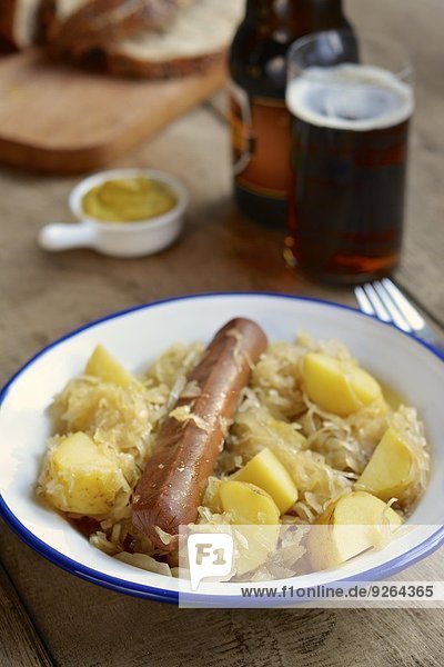Deutschland  Vegane Würstchen mit Kartoffeln und Sauerkraut