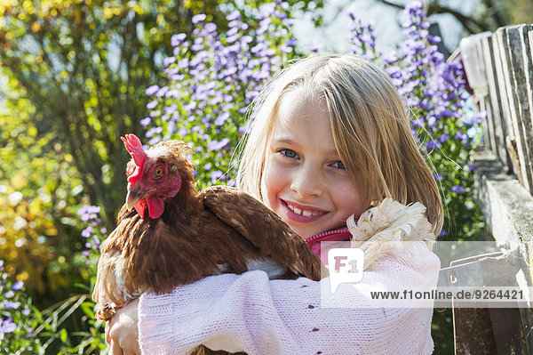 Fröhliche Mädchen umarmende Henne