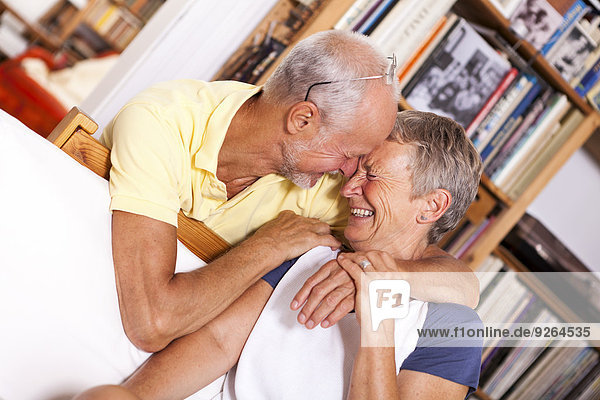 Porträt eines glücklichen älteren Paares  das lacht.