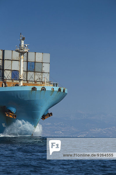 Spanien,  Andalusien,  Tarifa,  Containerschiff