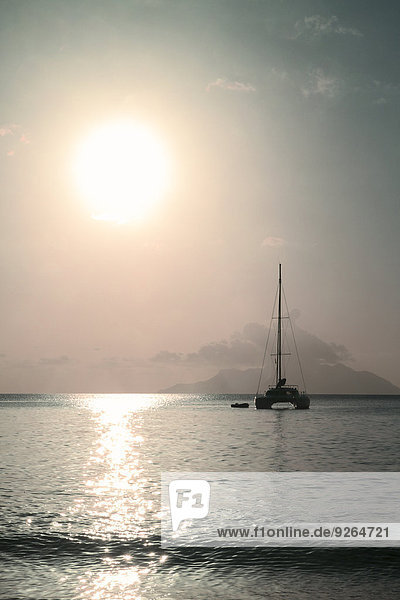 Seychellen  La Digue  Katamaran bei Sonnenuntergang