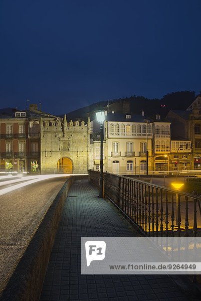 Spanien  Galizien  Viveiro  Brücke Ponte da Misericordia mit Blick auf Porta Carlos V bei Nacht