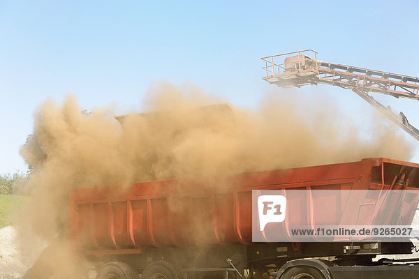 Deutschland  Baden-Württemberg  Müllverbrennungsanlage TREA Breisgau  Schrotttransport