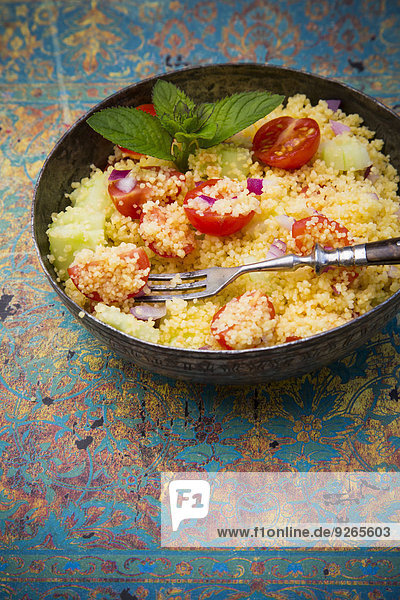 Taboule  Couscous Salat mit Tomaten  Gurken  roten Zwiebeln und Pfefferminze