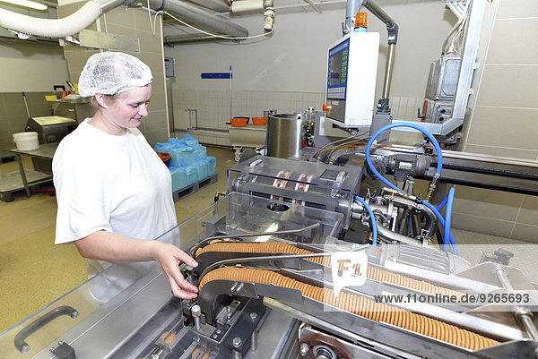Deutschland  Sachsen-Anhalt  Frau kontrolliert Kekse in der Produktionslinie einer Backfabrik