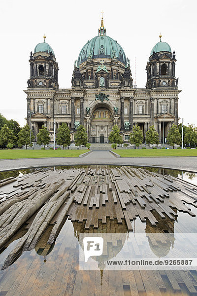 Deutschland  Berlin  Berliner Dom  Spiegelung im Brunnenwasser