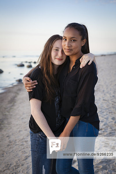 Deutschland  Rügen  Zwei junge Freundinnen am Strand