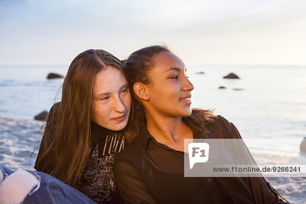 Deutschland  Rügen  Zwei junge Freundinnen am Strand