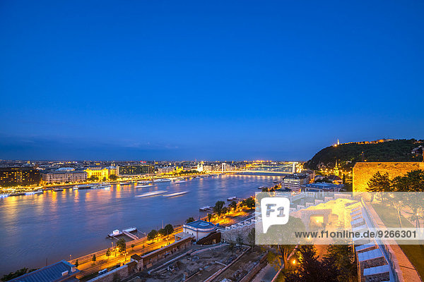 Ungarn  Budapest  Blick von Buda auf Pest  Freiheitsbrücke und Donau am Abend