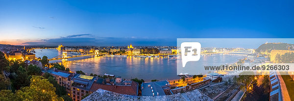 Ungarn  Budapest  Blick über Pest  Kettenbrücke und Donau  Budaer Burg am Abend