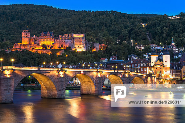 Deutschland  Baden-Württemberg  Heidelberg  Blick auf Altstadt  Alte Brücke und Heidelberger Schloss am Abend