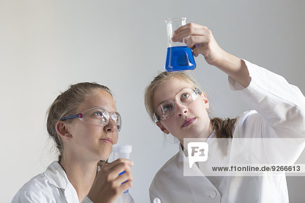Zwei Teenager-Mädchen bei einem chemischen Experiment