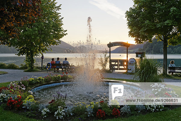 Österreich  Salzburger Land  Fuschlsee  Fuschl am See  Promenade und Brunnen am Abend