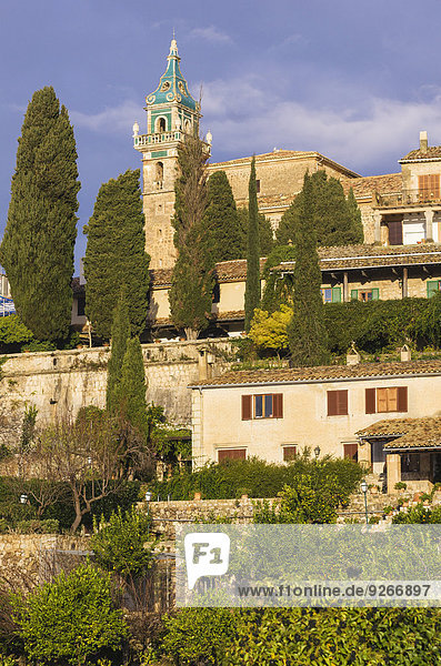 Spanien  Balearen  Mallorca  Valldemossa  S'Arxiduc  Kirchturm