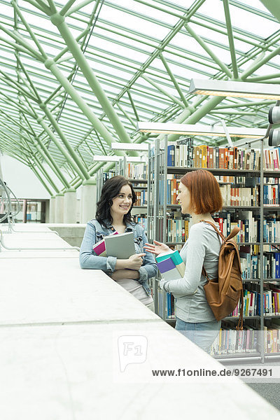 Zwei Studenten in einer Universitätsbibliothek