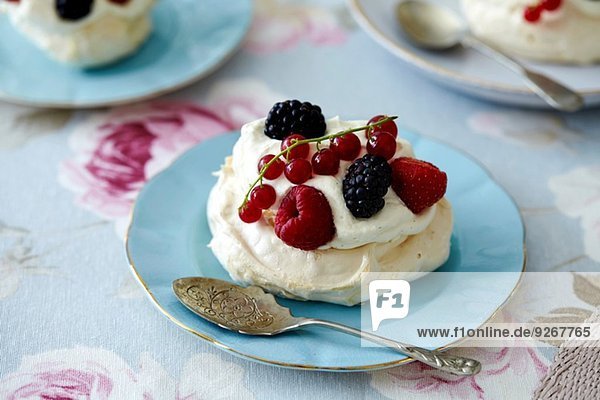 Cream meringue with berries