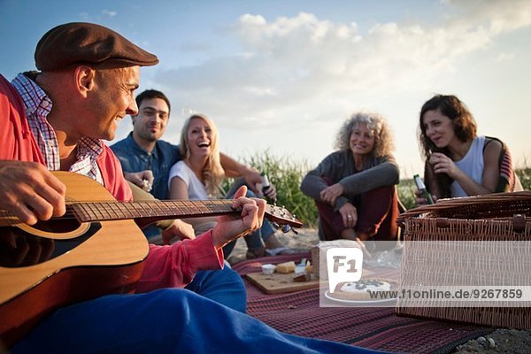 Fünf erwachsene Freunde picknicken am Bournemouth Beach  Dorset  UK