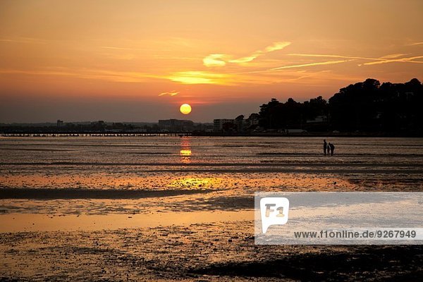 Sonnenuntergang am Strand  Bournemouth  Dorset  UK