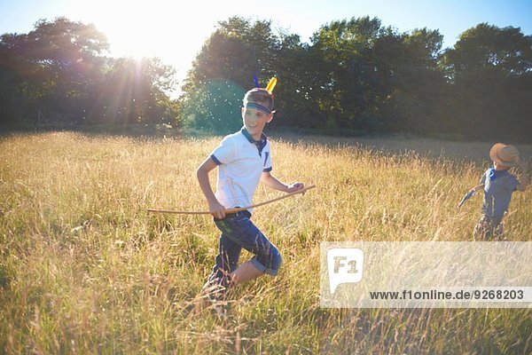 Zwei kleine Jungen die auf einem Feld spielen.