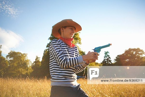 Kleiner Junge als Cowboy verkleidet  mit Spielzeugpistole