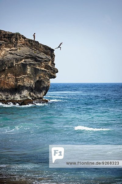 Mann  der vom Kliff ins Meer springt  Poipu  Kaua'i  Hawaii  USA