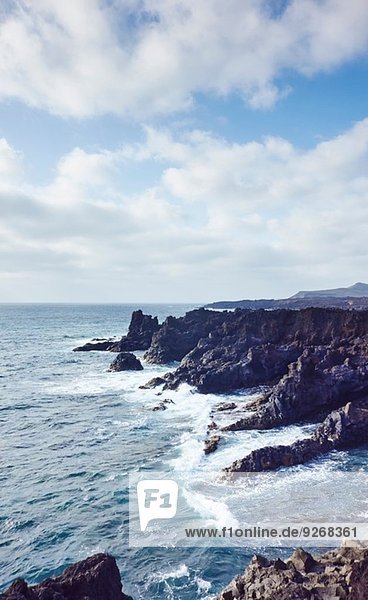 Meereswellen und Küste  Lanzarote  Kanarische Inseln  Spanien