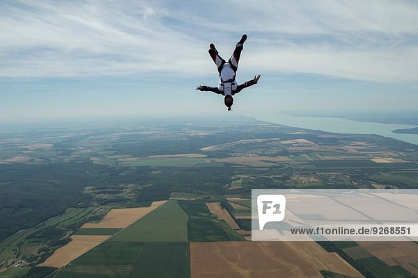 Männlicher Fallschirmspringer auf dem Kopf stehend über Siofok  Somogy  Ungarn
