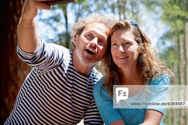 Paar nimmt Selfie auf Smartphone im Wald mit