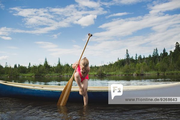 Neugieriges Mädchen mit Blick auf das Wasser im Indian River  Ontario  Kanada