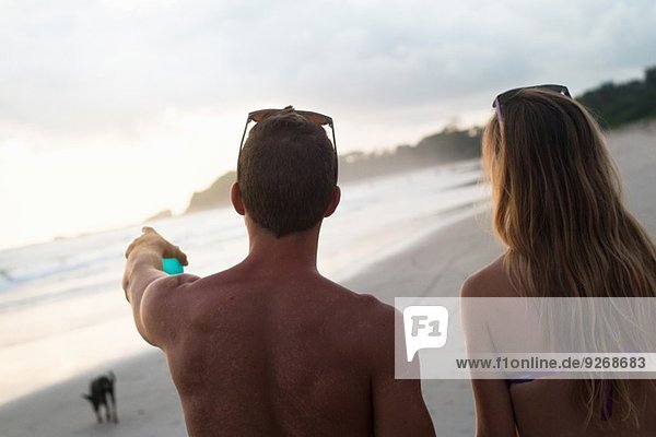 Rückansicht des Paares mit Blick auf den Strand  Nosara  Guanacaste  Costa Rica