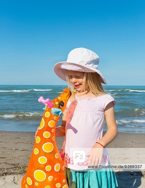 Mädchen hält aufblasbare Giraffe  Caleri Beach  Veneto  Italien
