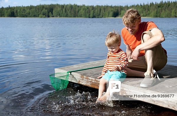 Vater und Sohn am Seeufer  Somerniemi  Finnland
