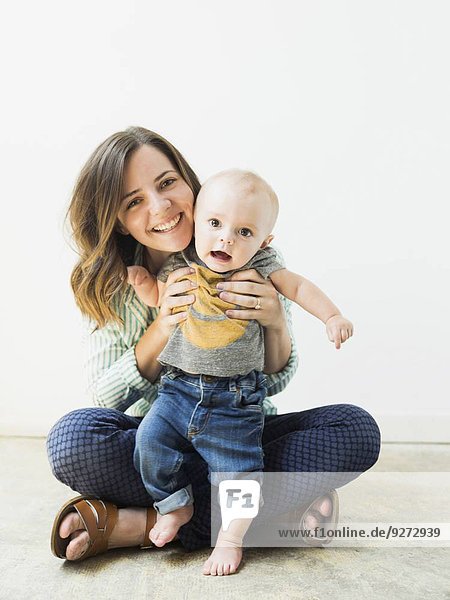 Portrait Junge - Person halten Studioaufnahme Mutter - Mensch Baby
