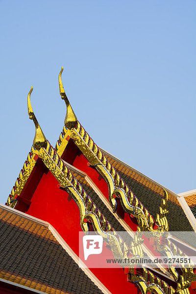 Vergoldete Dachfirste des Wat Po  Bangkok  Thailand