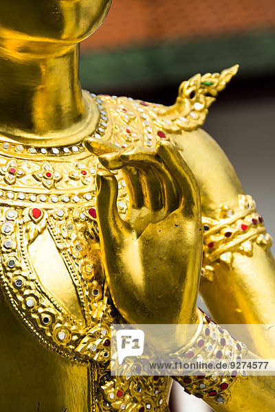 Goldene Tempelfigur im Wat Phra Kaeo in Bangkok  Thailand